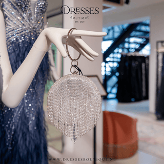 𝐸𝑒𝑛 𝑏𝑒𝑡𝑜𝑣𝑒𝑟𝑒𝑛𝑑𝑒 𝑛𝑎𝑐ℎ𝑡 𝑣𝑜𝑙 𝑔𝑎𝑙𝑎 𝑔𝑙𝑖𝑡𝑡𝑒𝑟 & 𝑔𝑙𝑎𝑚𝑜𝑢𝑟 - Dresses Boutique B.V.