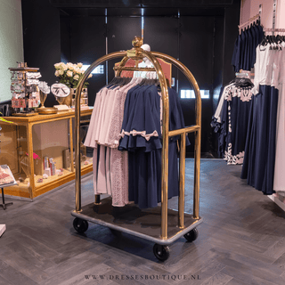 𝐆𝐥𝐚𝐧𝐳𝐞𝐧𝐝 𝐢𝐧 𝐥𝐢𝐞𝐟𝐝𝐞: 𝐝𝐞 𝐤𝐞𝐮𝐳𝐞 𝐯𝐚𝐧 𝐞𝐞𝐧 𝐭𝐫𝐨𝐭𝐬𝐞 𝐦𝐨𝐞𝐝𝐞𝐫 - Dresses Boutique B.V.