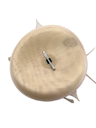 Sensia fascinator Beige - Dresses Boutique B.V.