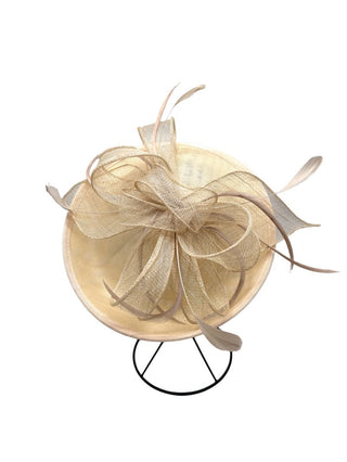 Sensia fascinator Beige - Dresses Boutique B.V.